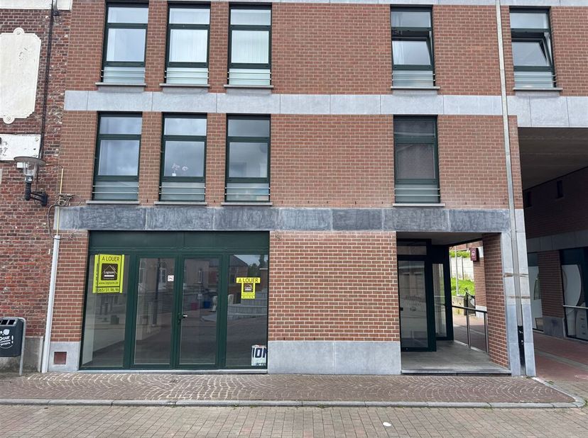 Prix: 1000 euros/ mois, deux mois de caution. <br />
Bâtiment multi-usage comprenant: <br />
Cave: 2 pièces comportant des WC hommes et femmes. 2 pièc