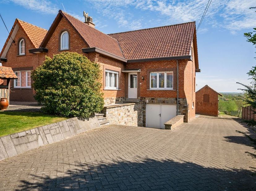 Maison jumelée avec 2 chambres, garage et grenier extensible sur un terrain de 14,5m de large et 92,5m de profondeur, située dans une rue calme à Kort
