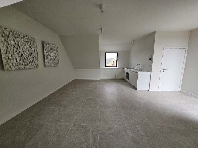 Dit 1-slaapkamerappartement heeft een opp. van 68m² en bevindt zich op de tweede verdieping van een aangenaam en kleinschalig project van 3 appartemen