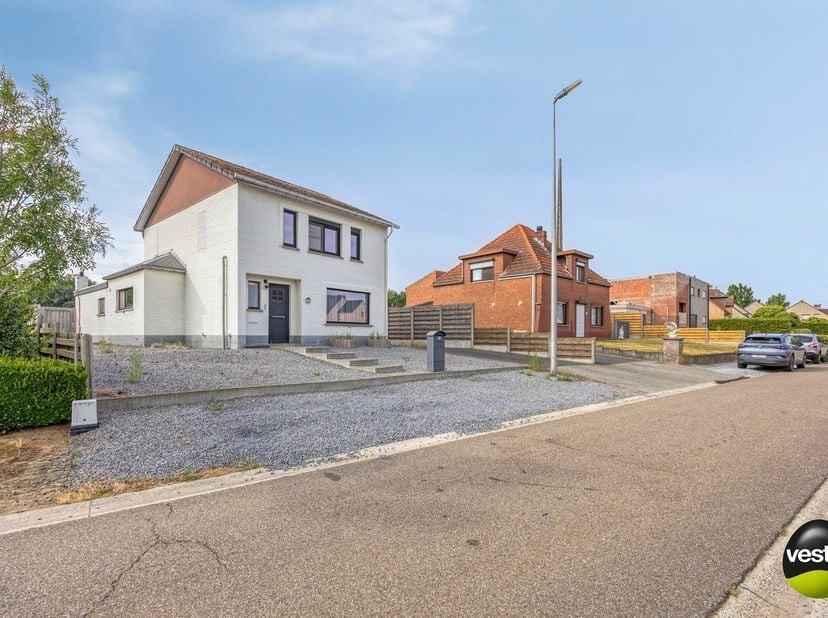 Aan de Oude Baan 26 in Tessenderlo-Ham bevindt zich deze verzorgde en gedeeltelijk gerenoveerde open bebouwing. De woning is gelegen op een ruim perce
