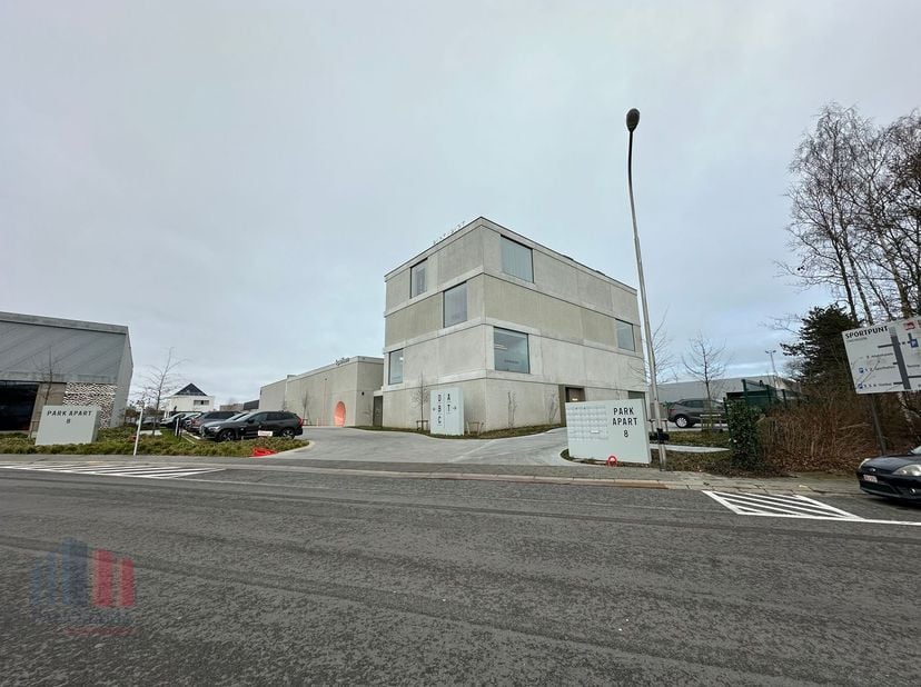 Nieuwbouw kantoor van 142 m² te koop in Zwevegem op amper 900 m van de Oudenaardsesteenweg (N391) die na 2 km verbinding biedt naar de E17 via op- en