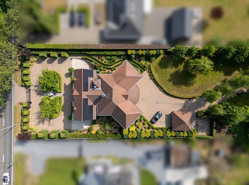 Deze indrukwekkende villa verwelkomt u met een sfeer van klasse en rust, prachtig gesitueerd op een perceel van maar liefst 3.241 m². Te midden van ee