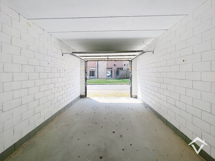 Ruime garage in het centrum van Ardooie! Zeer gemakkelijk te bereiken. Alles is kortbij gelegen. Kan gebruikt worden als bergplaats of garage.  <br />