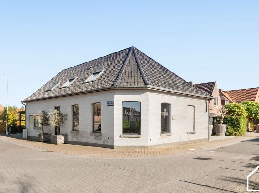 Het gebouw is momenteel verhuurd tegen 1.500€/maand als restaurant met woonst.  De huidige huurder heeft een handelshuurovereenkomst en wenst de zaak