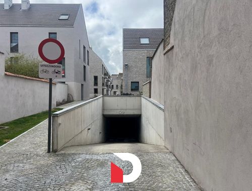                                         Place de stationnement à louer à Brugge, € 100
