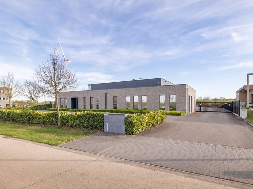 Op een uitstekende locatie in het moderne KMO-gebied van Dilsen-Stokkem bevindt zich dit recente bedrijfsgebouw aan de Vossenbergstraat 1.<br />
<br /