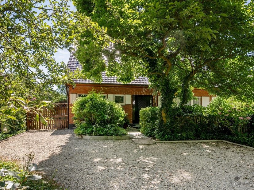 IN OPTIE<br />
<br />
Exclusief wonen in het groen | Karaktervolle villa met 5 slaapkamers op toplocatie in Brasschaat<br />
<br />
In een van de