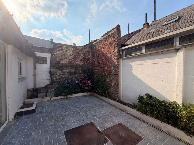 Ravissante petite maison de village des années 1700 dans le village de Petit-Roeulx-Lez-Braine, cuisine équipée comprenant taque électrique, hotte, fo