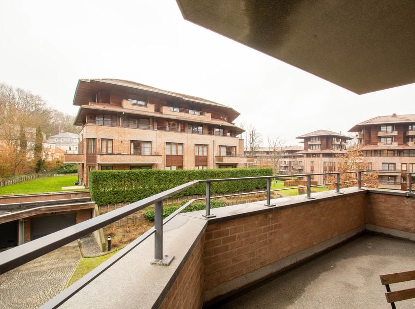 QP A7.2 - Gelegen nabij alle faciliteiten (E411, winkels en openbaar vervoer) en vlak bij het Woluwepark, biedt dit elegante gemeubelde appartement ee