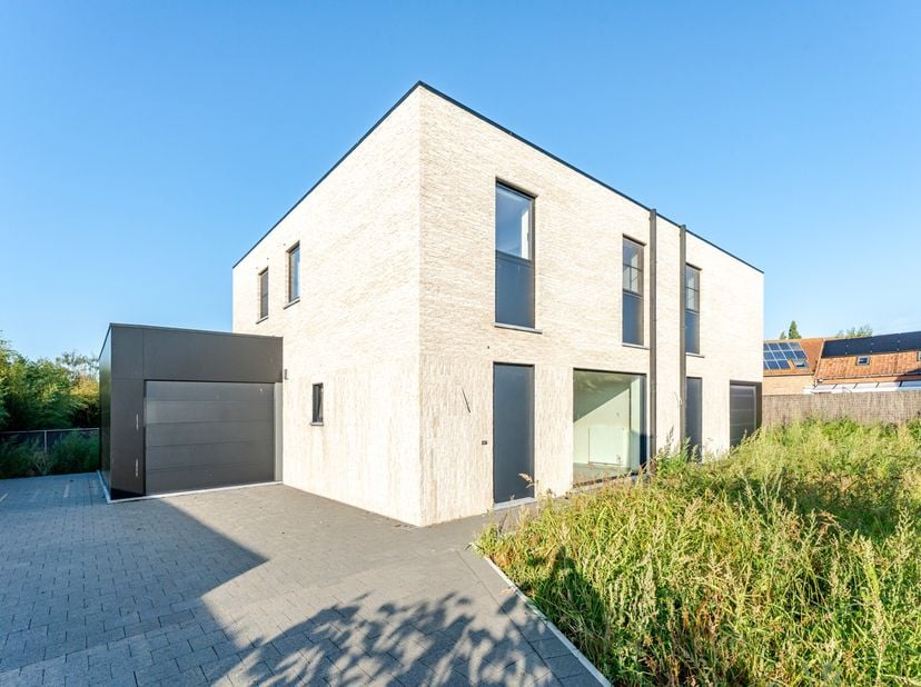 In het Tabaksveld in Houthulst, een rustige en doodlopende straat, bevinden zich deze 2 halfopen nieuwbouwwoningen. Elke woning is voorzien van 3 slaa