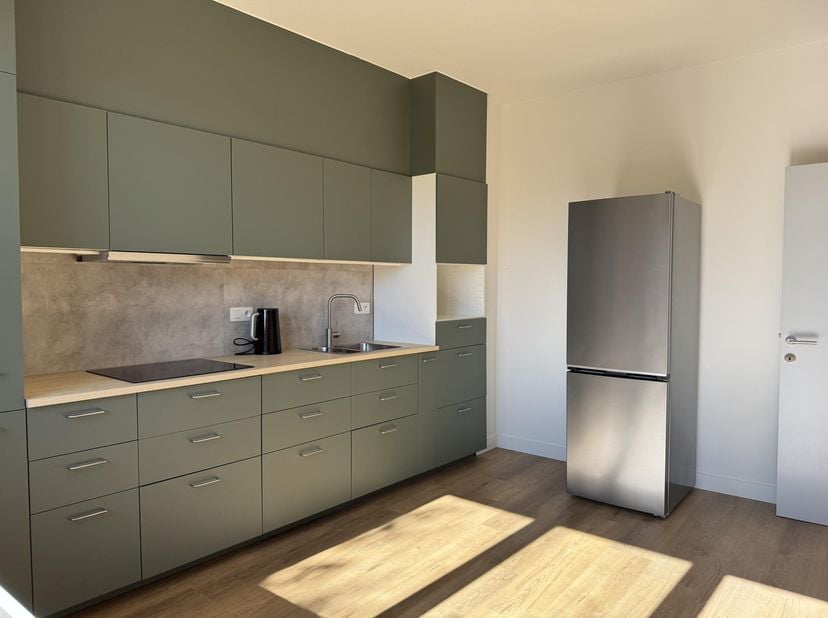 Op zoek naar een ruim en instapklaar appartement met een eigen tuin? Dit verzorgd gerenoveerde gelijkvloerse appartement aan de Rijksweg 259 in Maasme