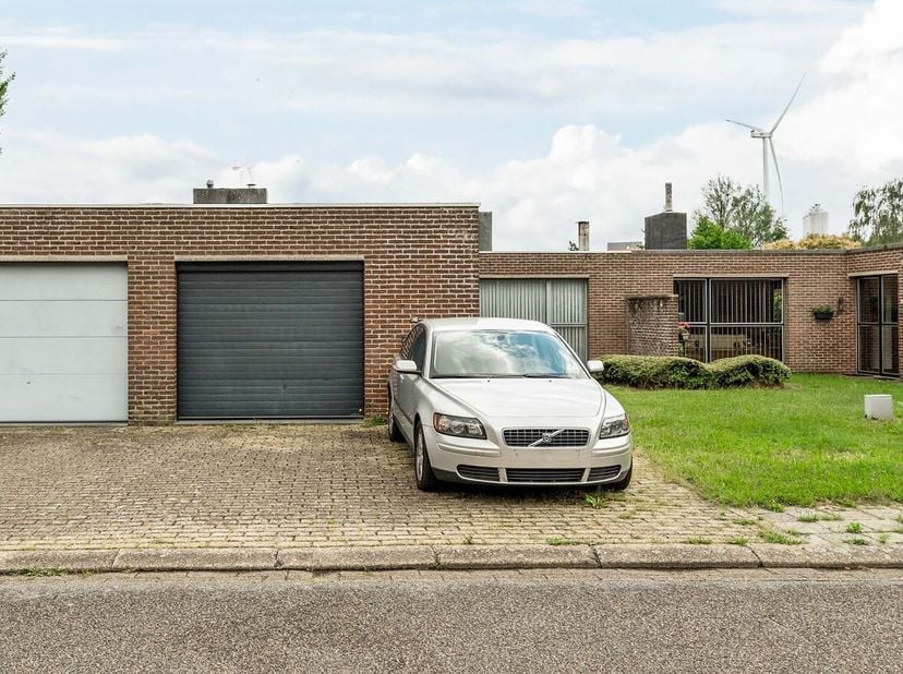 Te renoveren laagbouwwoning met 3 slaapkamers, garage en tuin<br />
Indeling<br />
Gelijkvloers<br />
Via de inkomhal betreedt u de woning, die volled