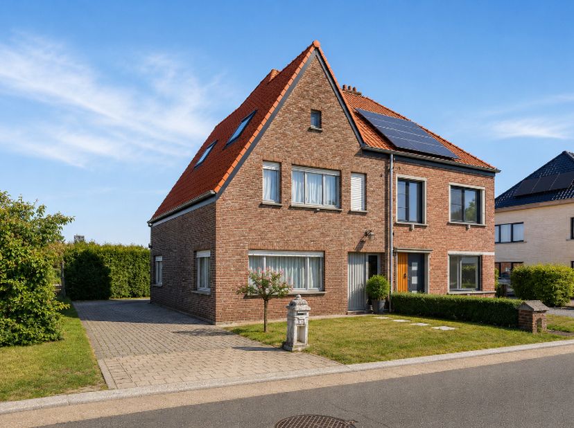 In de Leeuwerikstraat, vlak in het centrum van De Pinte, bevindt zich deze charmante halfopen bebouwing. Een woning met een bijzonder praktische liggi