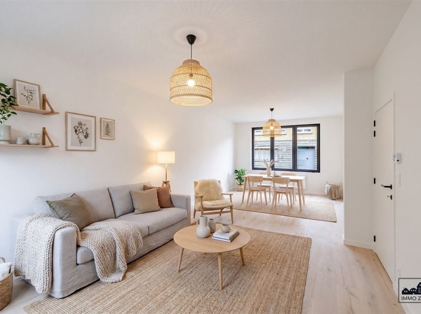 Ontdek deze volledig en recent gerenoveerde woning in het charmante, landelijke Oudegem. Dankzij de gunstige ligging, vlakbij invalswegen en de nabijh