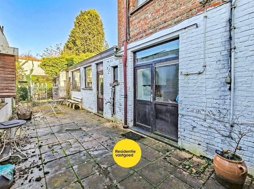 Te renoveren woning met veel op potentieel op topligging. Op een uitstekende locatie langs de Kaaiplaats in Veurne bevindt zich deze ruime woning met
