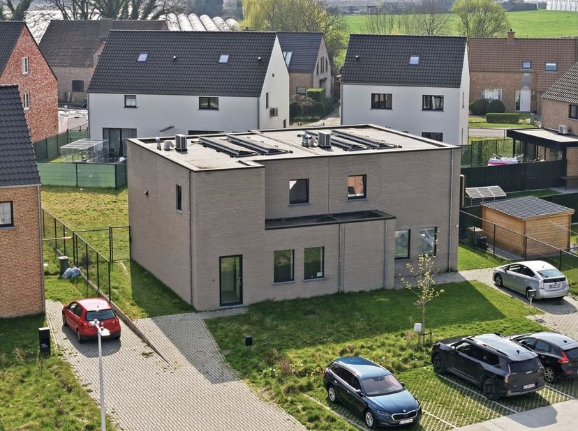 Deze recente woning bevindt zich in de rustige en groene verkaveling “Munstergaarde” in Munsterbilzen, een deelgemeente van Bilzen-Hoeselt. Dankzij de