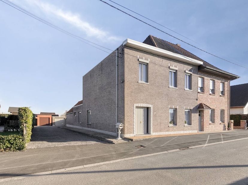 Cette maison de 3 chambres avec garage séparé et agréable jardin sur un terrain d'environ 434 m² est située dans un quartier calme et rural à Anzegem