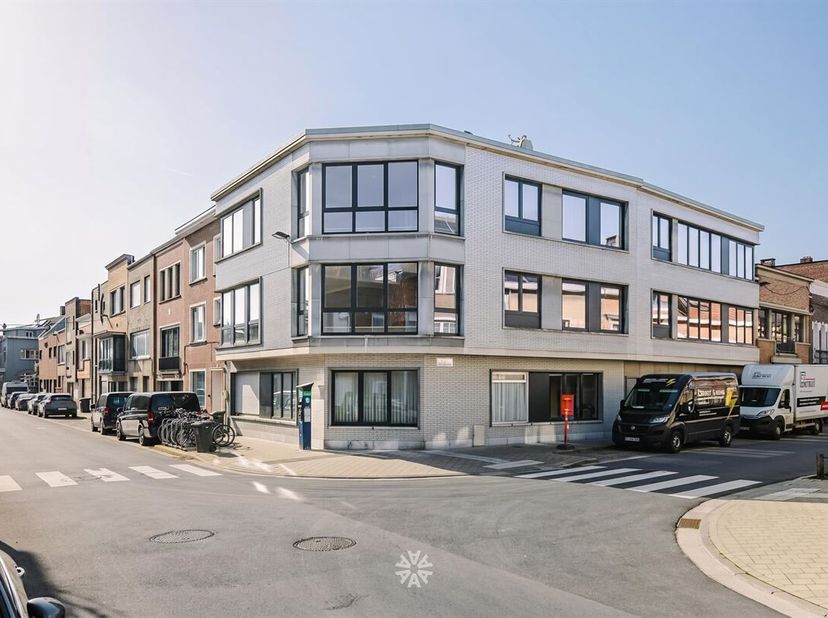 SINT-AMANDSBERG - Ruime garagebox met centrale ligging en automatische poort<br />
Bent u op zoek naar een volwaardige garagebox? Deze parking van 22m