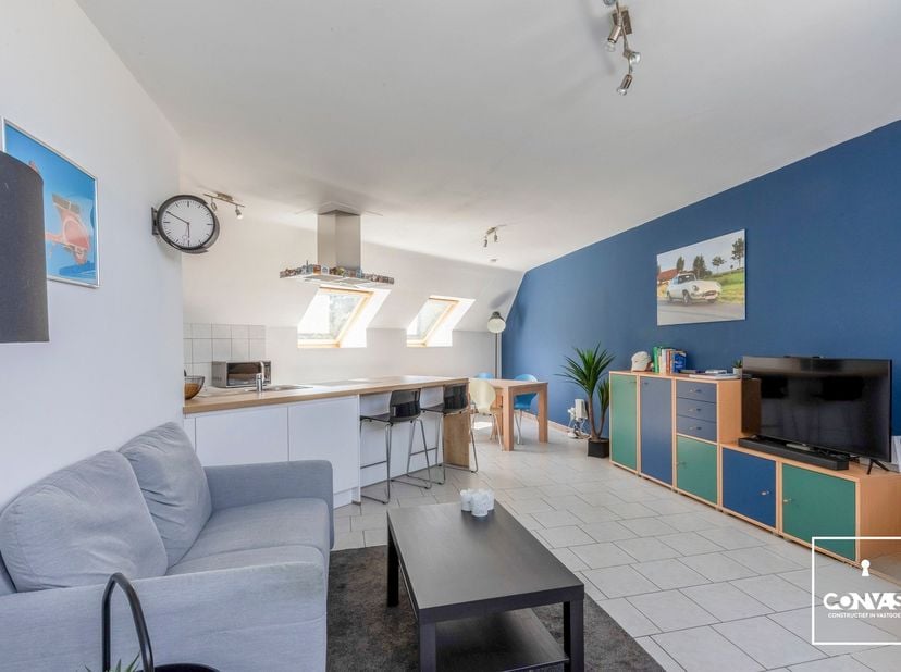 In deze kleinschalige residentie (4 units, beheer door mede-eigenaar=géén syndicus kost, geen lift) langs het water verschuilt dit gezellige instapkla