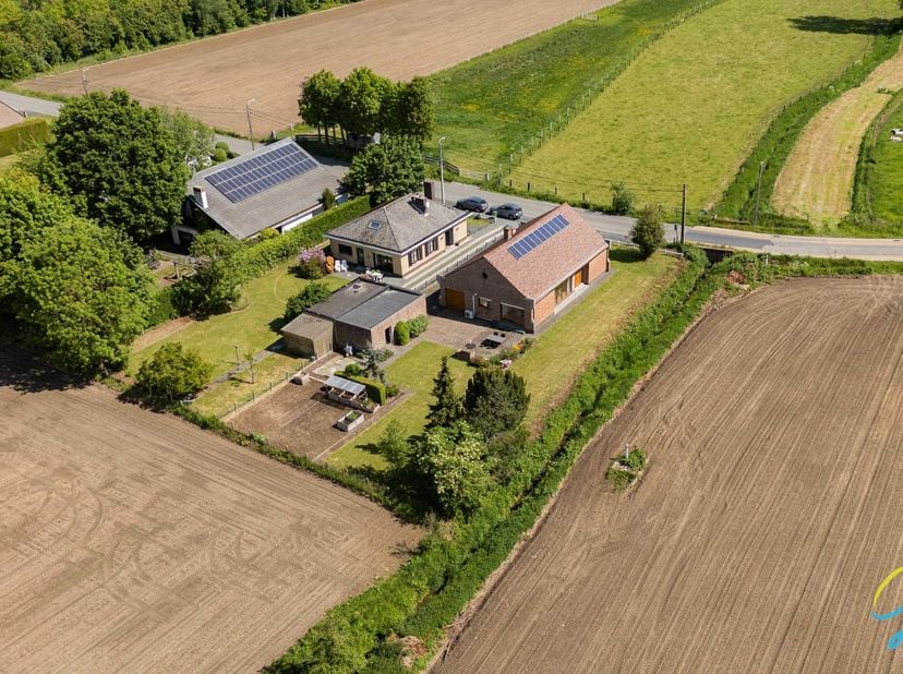 Droomt u van rust, ruimte en wonen in het groen? Deze charmante woning is uiterst landelijk gelegen, midden tussen de weidelanden, en biedt tal van mo