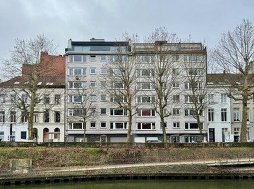 TE KOOP - GENT. Op een absolute topligging langs De Coupure Links, één van de mooiste lanen van Gent, bevindt zich dit lichtrijke appartement van ca.