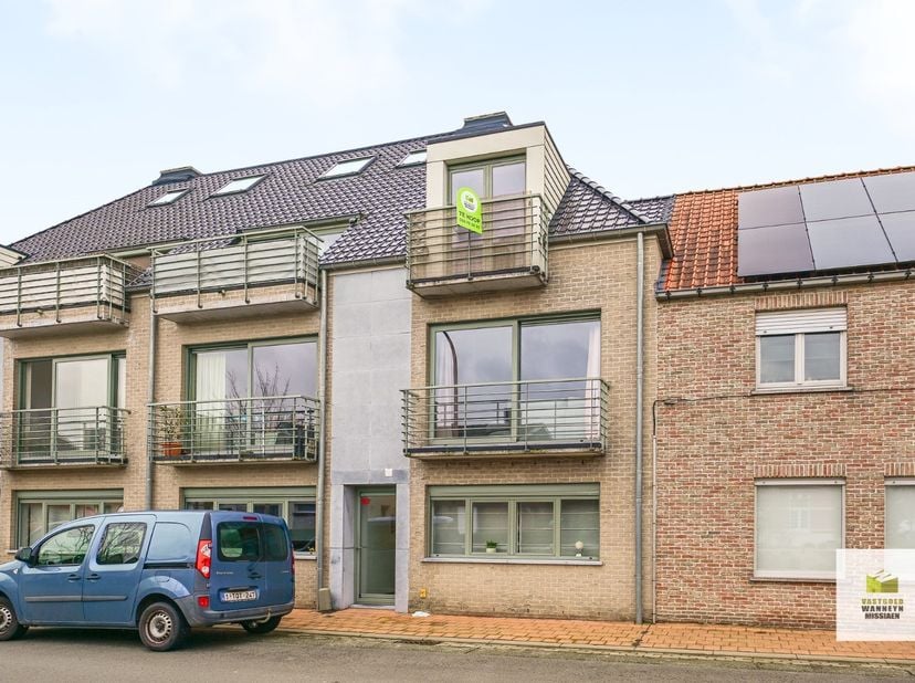 INSTELPRIJS (*): Gezellig 1 slaapkamer dakappartement op mooie ligging te Sint-Joris. Het appartement is gelegen op de tweede verdieping en biedt een