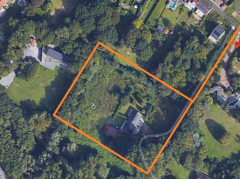 Deze dubbelwoonst met 5 slaapkamers in Dilbeek bevindt zich op een ruim perceel van 62a34 en biedt een unieke combinatie van ruimte, privacy en veelzi