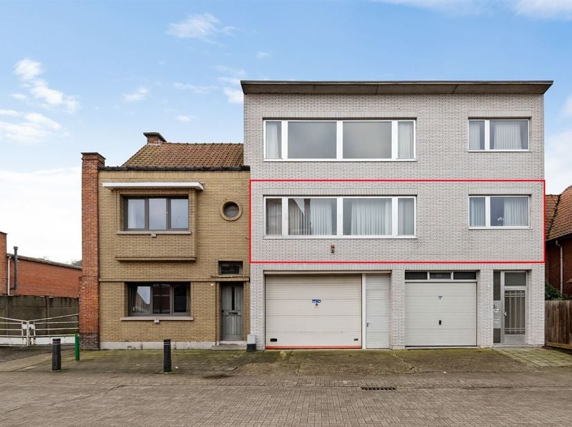 In de Gyselstraat te Nieuwkerken vinden we dit uitzonderlijk te renoveren opbrengsteigendom bestaande uit een halfopen eengezinswoning en een appartem