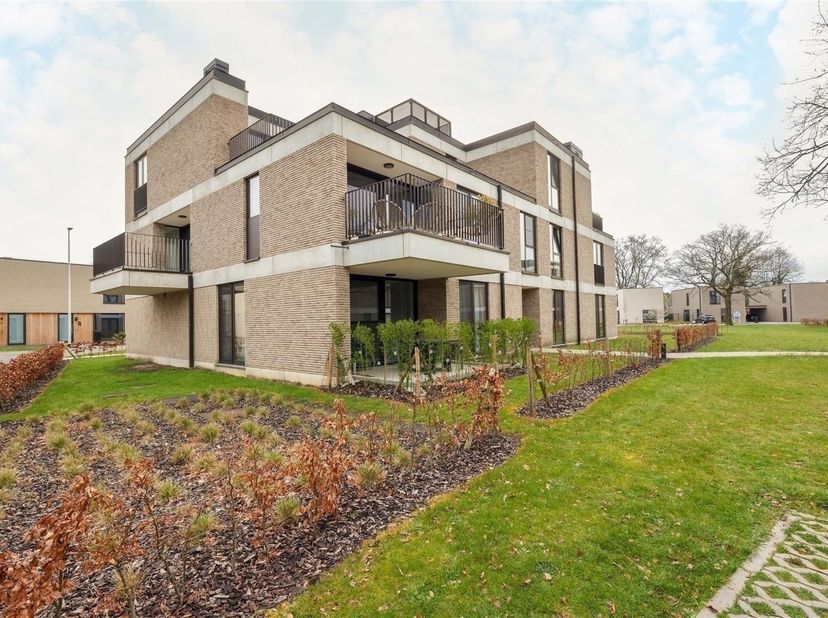 Recent (2024) energiezuinig nieuwbouw appartement met zonnig terras én ondergrondse autostaanplaats residentieel en groen gelegen<br />
<br />
Omgev