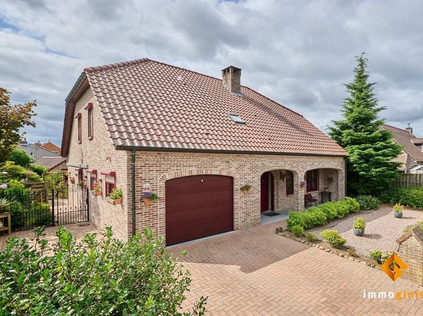 Deze zéér ruime woning met 3 à 4 slaapkamers en 2 badkamers is gelegen op een mooi perceel van 6a00ca in een rustige, kindvriendelijke omgeving. <br /