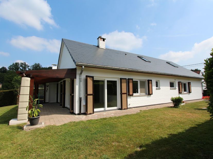 Lumineuse, spacieuse et pleine de charme, cette belle villa 4 façades saura séduire les familles en quête d'espace et de confort, habitable de plain-p