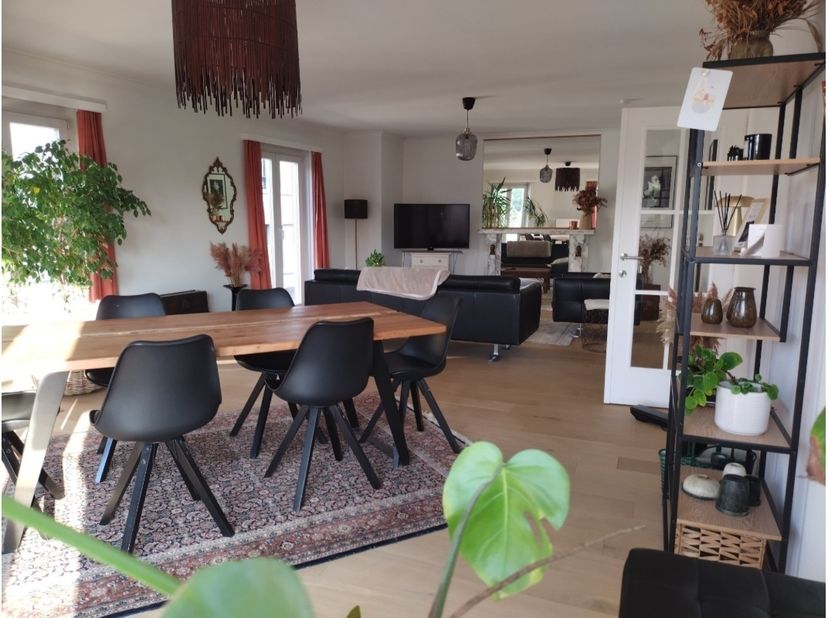 Dit 3-slaapkamer en 3-gevelappartement van netto 117 m2 heeft een uitstekende ligging op de hoek van de Eedverbondkaai en Beemdstraat ( Unesco werelde