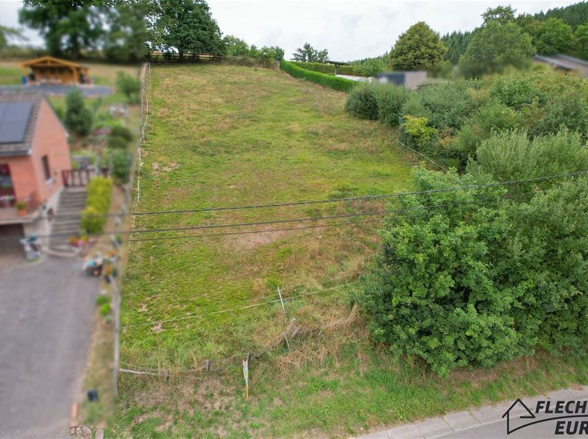 Magnifique terrain à bâtir de 1 897,08 m² situé à Trois-Ponts, offrant un cadre idéal pour concrétiser votre projet de construction.<br />
Le terrain