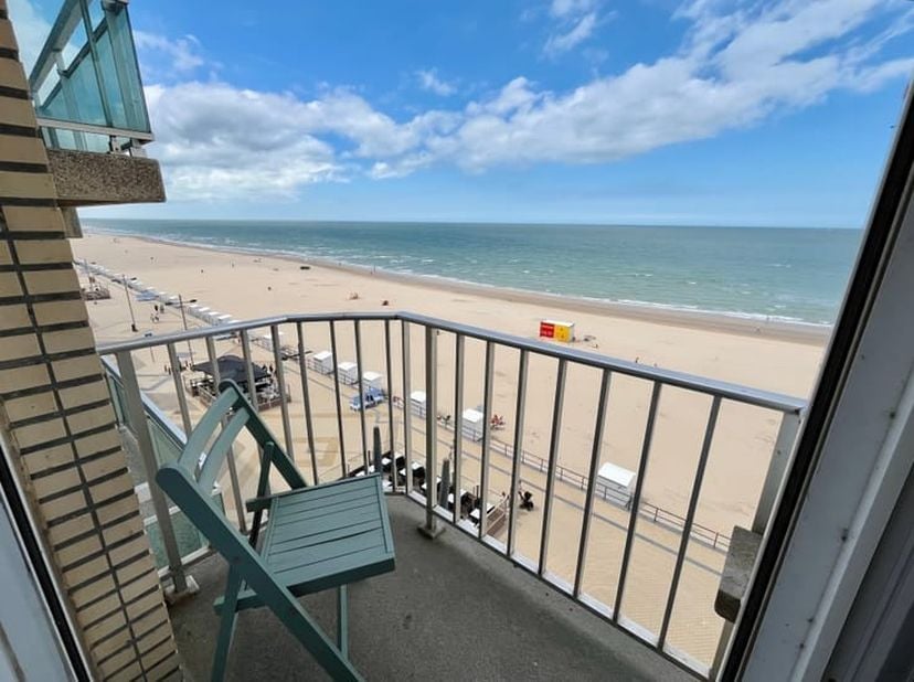 Droomt u van wonen aan zee te Middelkere met een adembenemend uitzicht én alle comfort binnen handbereik? Dan zal dit volledig gerenoveerde doorloopap