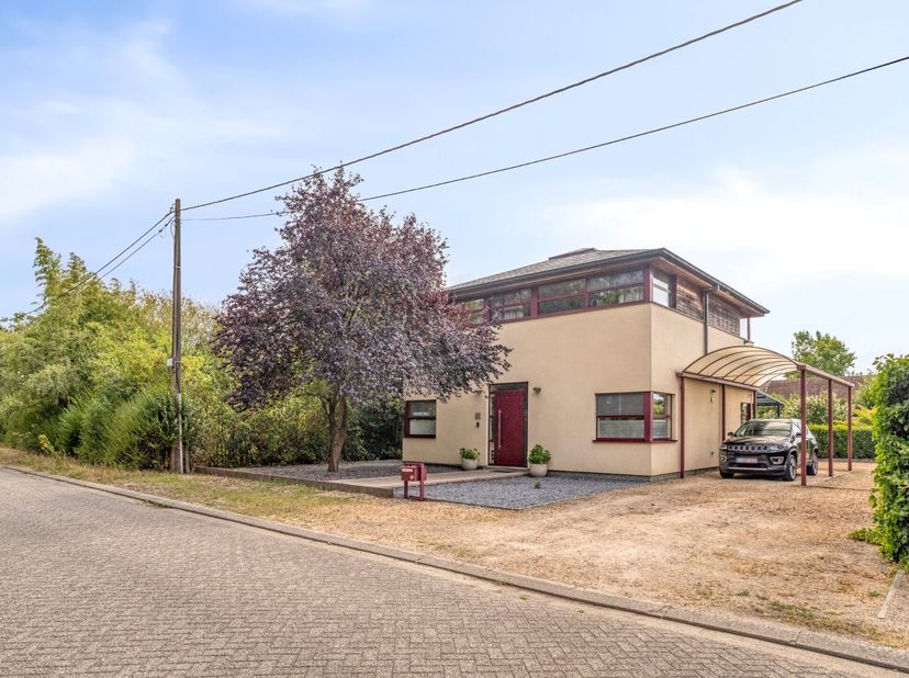 Deze woning is rustig gelegen te St.-Jozef-Olen, nabij winkels, openbaar vervoer, school, station, ..., en met een vlotte verbinding naar de omliggend