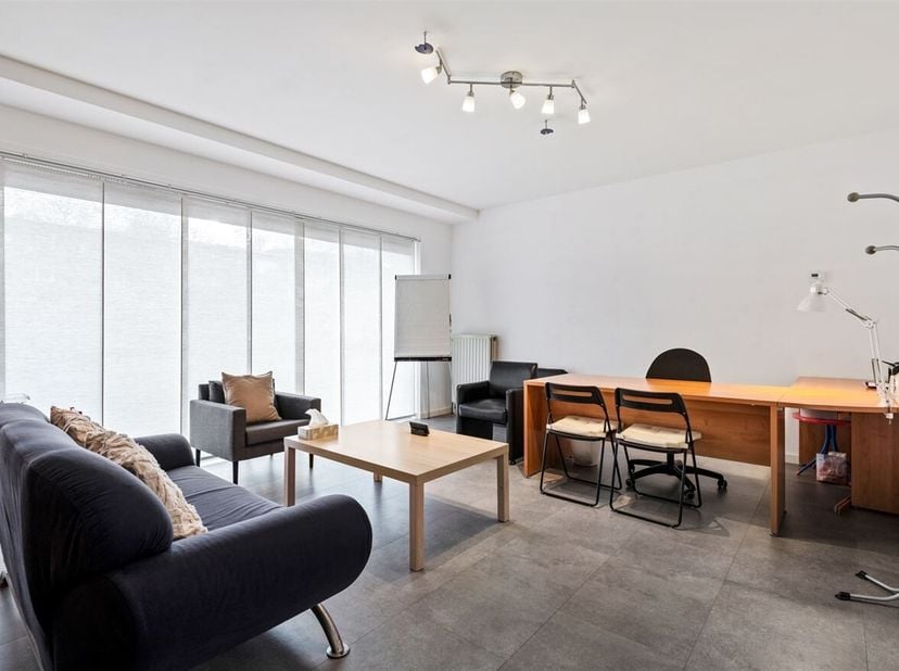 Handelsgelijkvloers op toplocatie in Berchem!<br />
Ligging: Dit handelsgelijkvloers is gelegen in de Flor Alpaertsstraat te Berchem, een levendige en