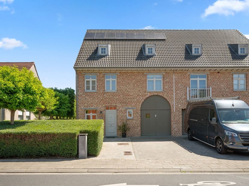 Deze verrassend ruime en instapklare halfopen woning met toffe tuin geniet een rustige en residentiële ligging in Tremelo. Gelegen op een mooi perceel