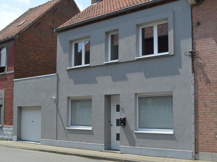 instapklare woning. o.a. ideaal als starterswoning of een jong gezin.<br />
Je komt de woning binnen in de gezellige leefruimte met daarnaast de open