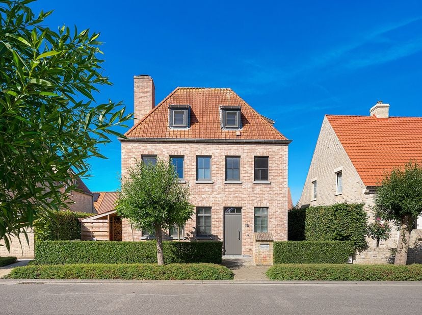 Deze losstaande villa is gelegen in de aangename verkaveling Heulebrug te Heist-aan-Zee. Het is er rustig wonen met het centrum van Heist en het stati