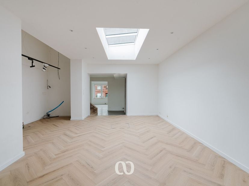 Ben jij op zoek naar een recent gerenoveerde woning met veel lichtinval en tal van mogelijkheden? Gevonden!<br />
<br />
De moderne renovaties, de rui