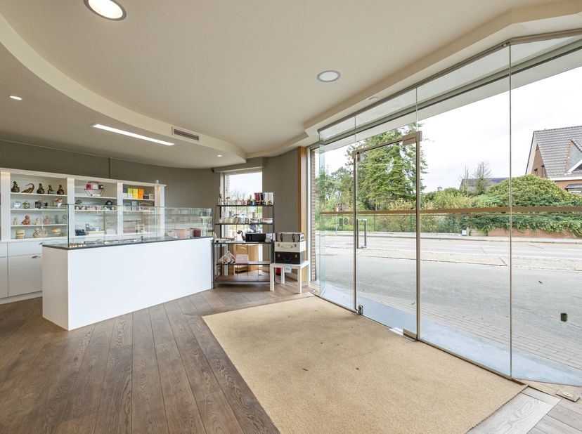 De handelszaak zelf geniet een oppervlakte van 100 m². Daarnaast is er een ruime keuken, 2 toiletten, inpandige garage en een ruime opbergkleder van c