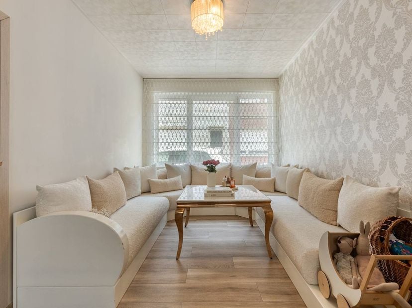 TE KOOP: woning met 3 ruime slaapkamers, 2 badkamers en 2 koeren<br />
<br />
Indeling: <br />
<br />
Gelijkvloers:<br />
- ruime inkomhal<br />
- woo