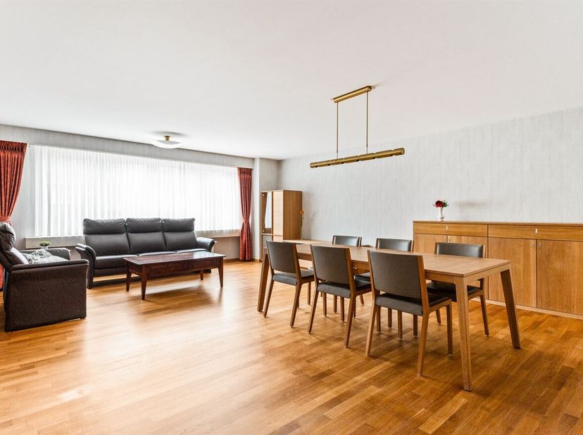 Zeer verzorgd en instapklaar appartement<br />
Ligging: invalsweg tussen Calesberg en Schoten centrum, vlotte bereikbaarheid naar de Horstebaan en kle