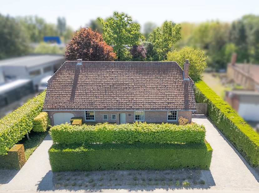 Aan het begin van het industrieterrein De Kolmen in Alken vinden we op een perceel van iets meer dan 15a deze woning, gebouwd in 1977, omgeven door ve