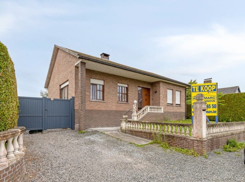 In een rustige residentiële buurt te Meerbeke, nabij Neigembos vindt u deze op te frissen vrijstaande open bebouwing.<br />
De woning in ingedeeld met