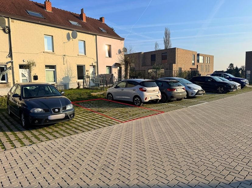 Immo Groot Leeuw vous propose cette place de parking à louer à Sint-Pieters-Leeuw, située dans une rue où les places de parking sont particulièrement