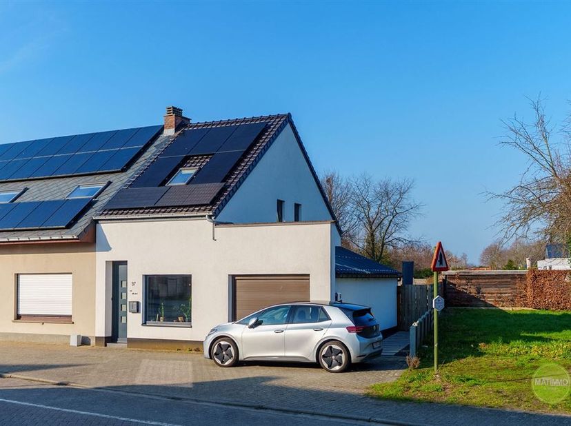 Bienvenue dans cette maison hors-la-loi à Meerhout, une maison familiale moderne et élégante parfaite pour une vie confortable. Cette propriété offre