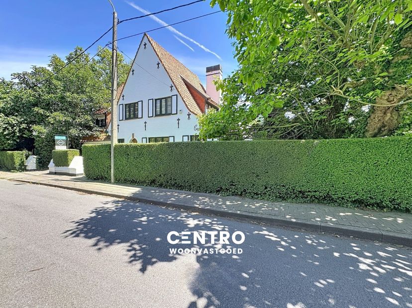 Charmante villa met 3 slpks (tot 6 slpks mogelijk), garage en tuin met zwembad op residentiële ligging te Roeselare!<br />
<br />
INDELING:<br />
Geli