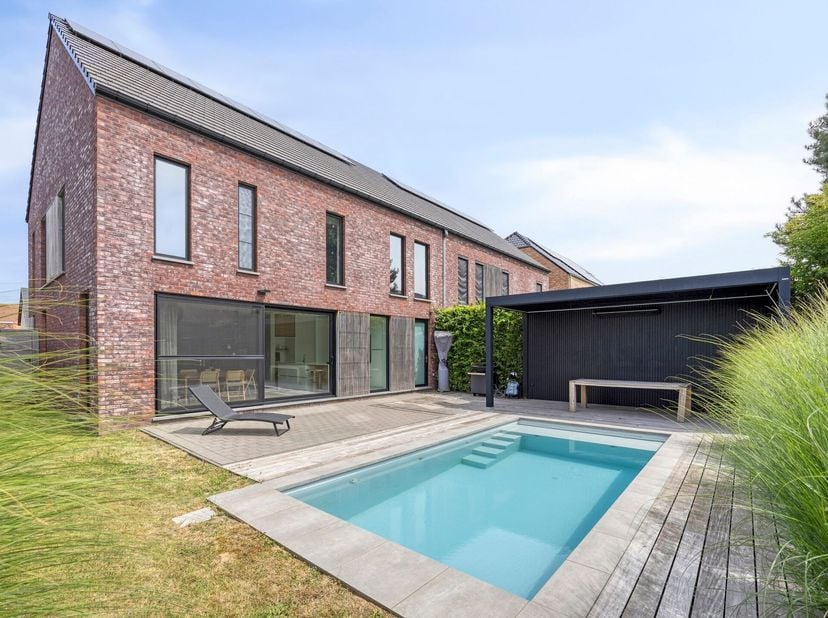 Magnifique villa nouvelle construction (2017) prête à emménager, située dans une rue calme et sans issue, au milieu des champs. Cette maison aux finit