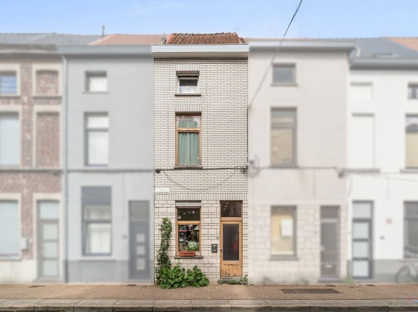 [[ DIT PAND NEEMT DEEL AAN DE ERA OPEN HUIZEN DAG OP 19/9 VAN 9:30 TOT 10:30 ]] Karaktervolle woning in het centrum van Gent. Deze charmante gesloten